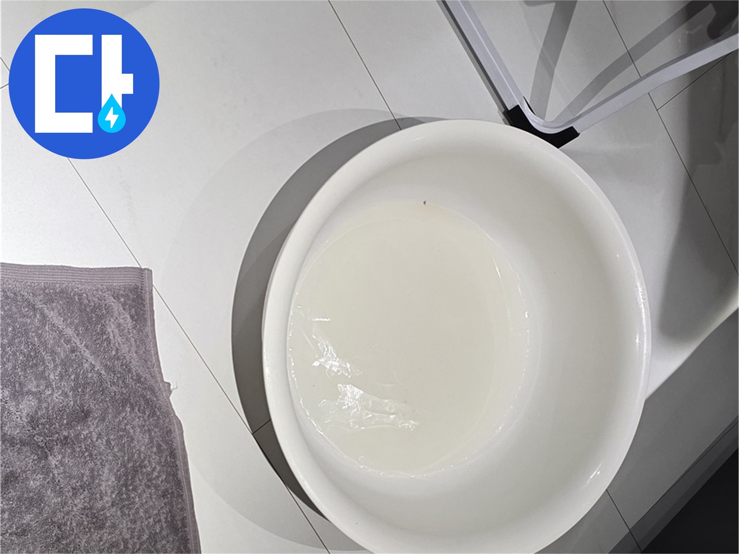 세숫대야에 담긴 물 - 임시방편일 뿐, 근본적인 해결책이 필요합니다.
