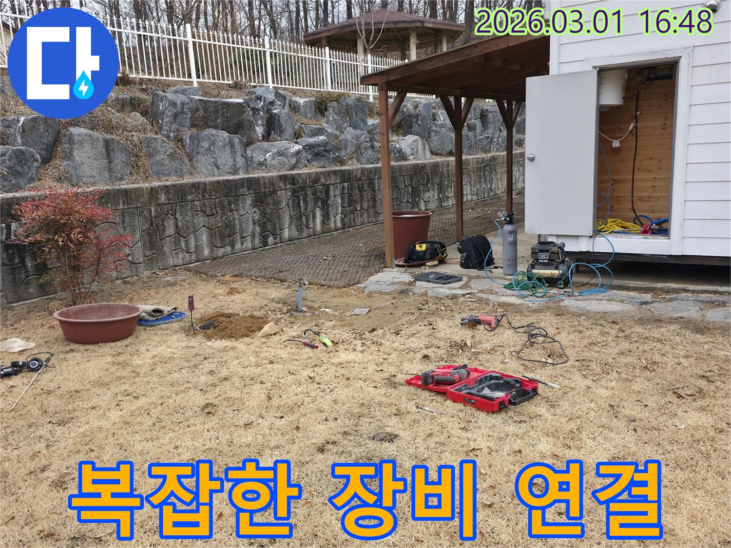 누수-탐지를-위해-다양한-전문-장비들이-복잡하게-연결된-호스와-케이블들이-보이는-기술적인-현장입니다.