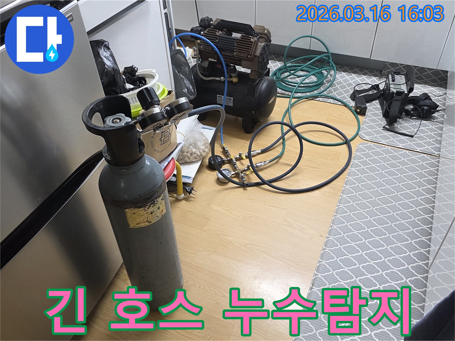주택 누수 원인을 찾기 위해-긴 호스를 연결하여-배관 깊숙한 곳까지 탐지 준비를 하는 모습입니다
