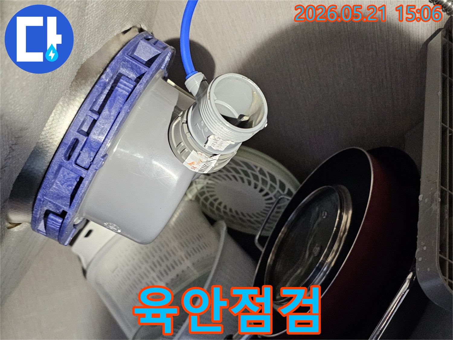 주방-싱크대-하부장에서-누수-원인을-찾기-위해-정수기-연결-배관을-육안으로-꼼꼼히-살펴보는-전문가의-모습