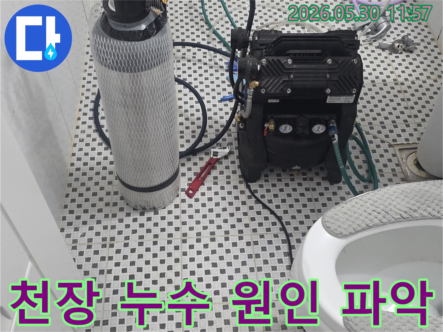 이 이미지는 노원구 상계동 아파트에서-천장 누수-원인을 확실하게-찾기 위해-정밀한 누수-탐지 장비를-설치하고-점검하는-모습을-보여줍니다.