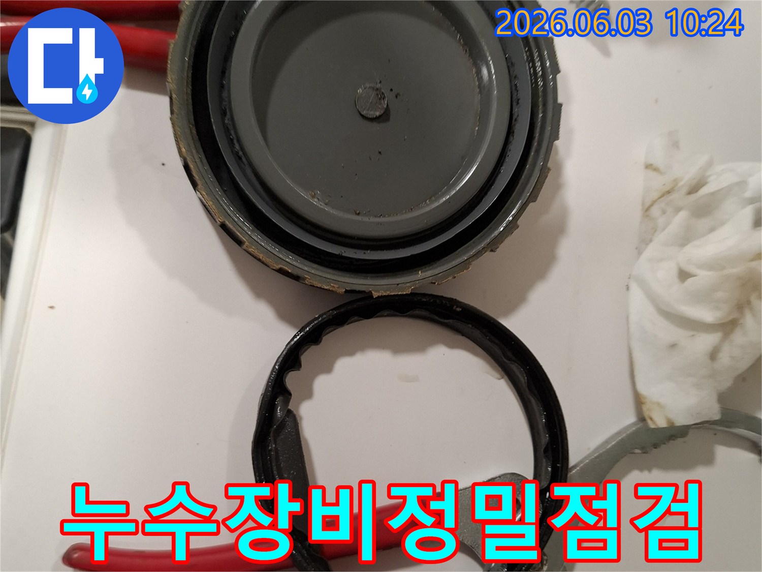누수-탐지-장비의-내부-부품을-분해하여-정밀하게-점검하는-전문가의-모습