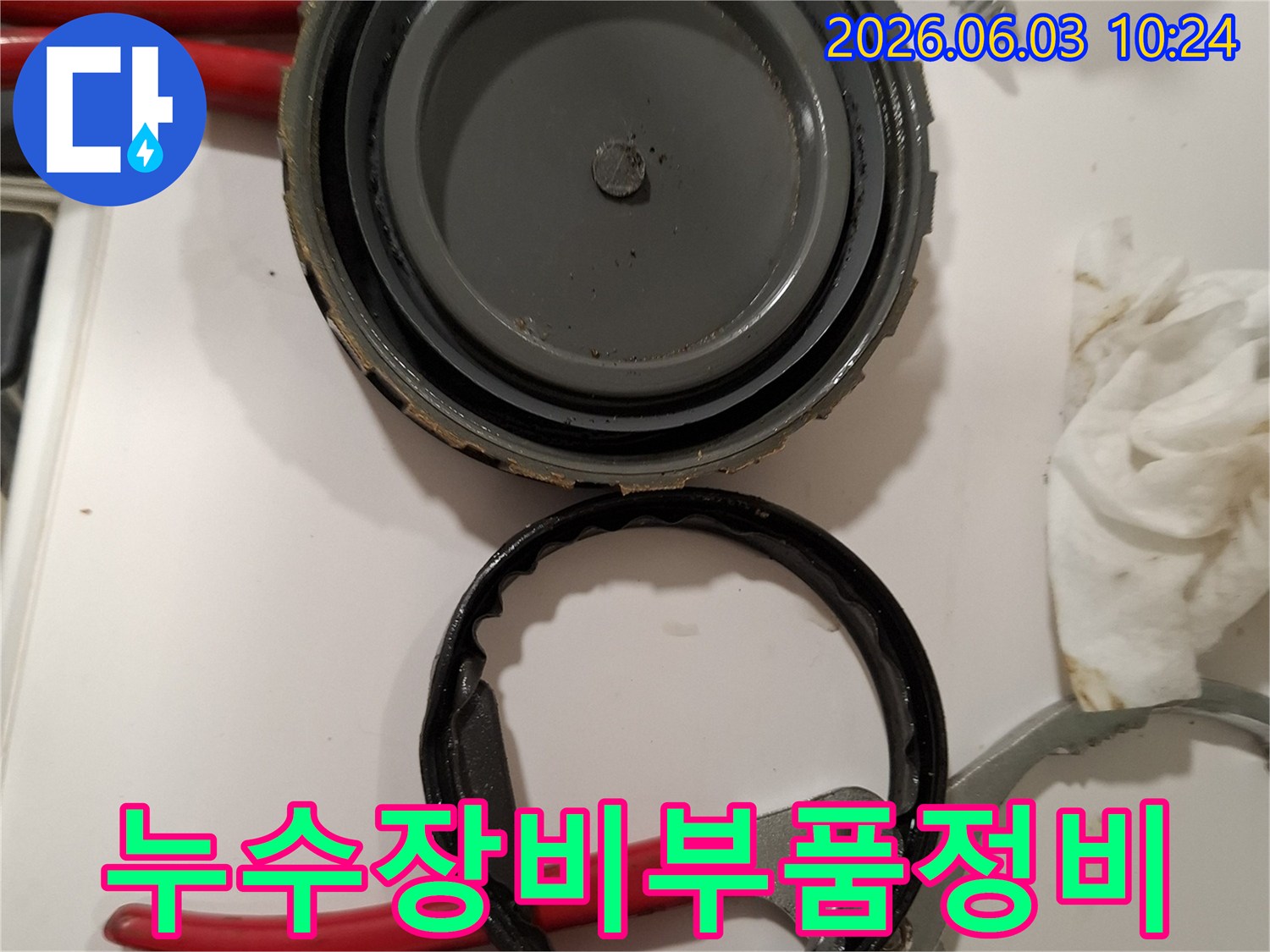 누수-탐지-장비의-내부-부품을-분해하여-정비하는-전문가의-작업-모습