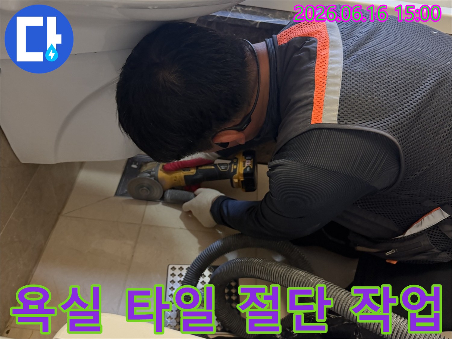누수-현장에서-숙련된-엔지니어가-타일을-정밀하게-절단하는-모습