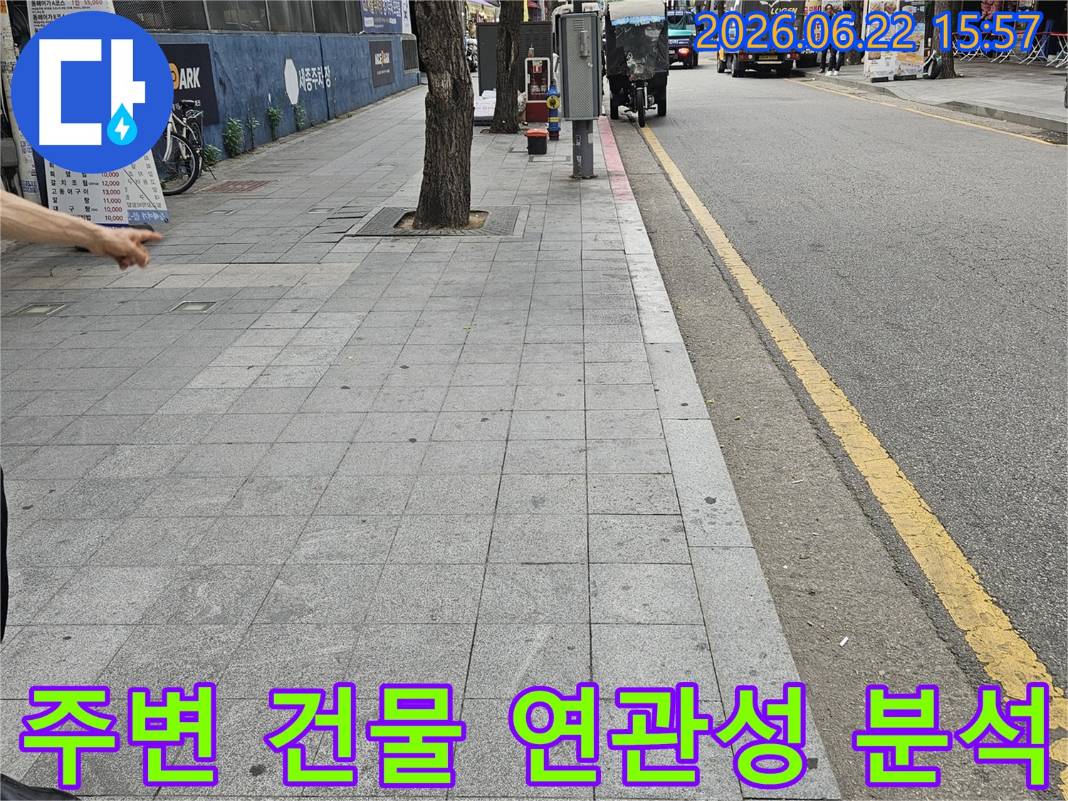 수표로 현장에서-누수 원인 파악을 위해-주변 건물과-환경적인 연관성을-분석하며-외부를 관찰하는-엔지니어의 모습입니다