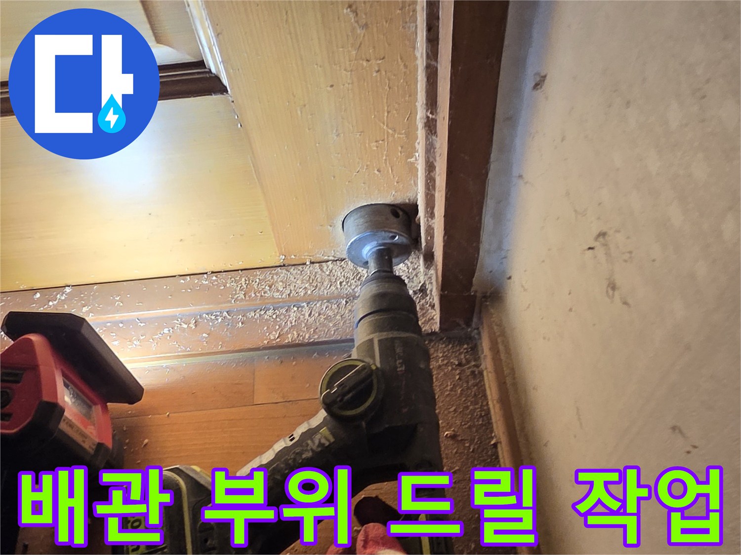 공구를 이용해 배관 연결부를 세밀하게 점검하는 엔지니어의 모습